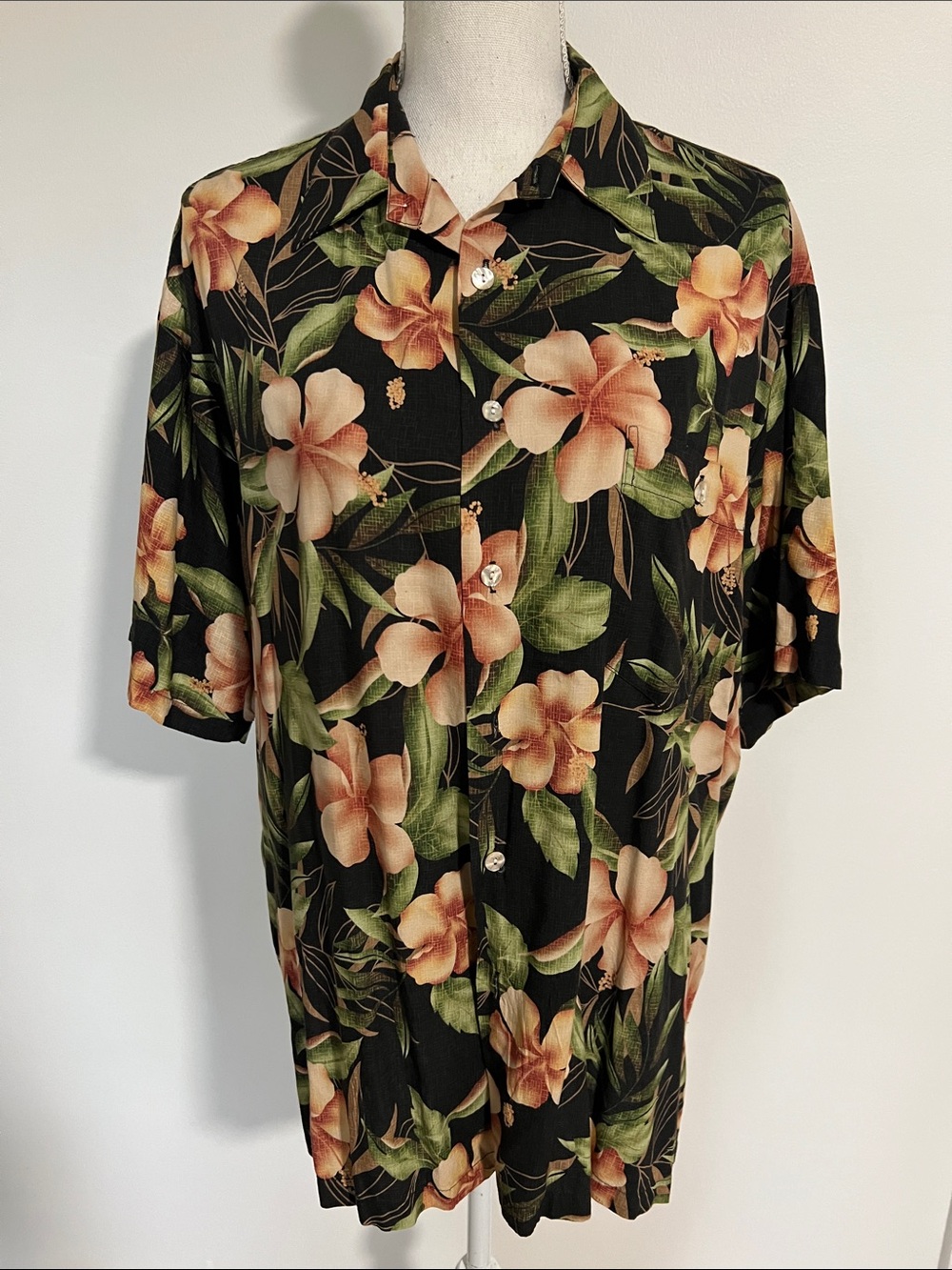 Tori Richard Men's Black Floral Hawaiian Short-Sleeve Button-Up Shirt